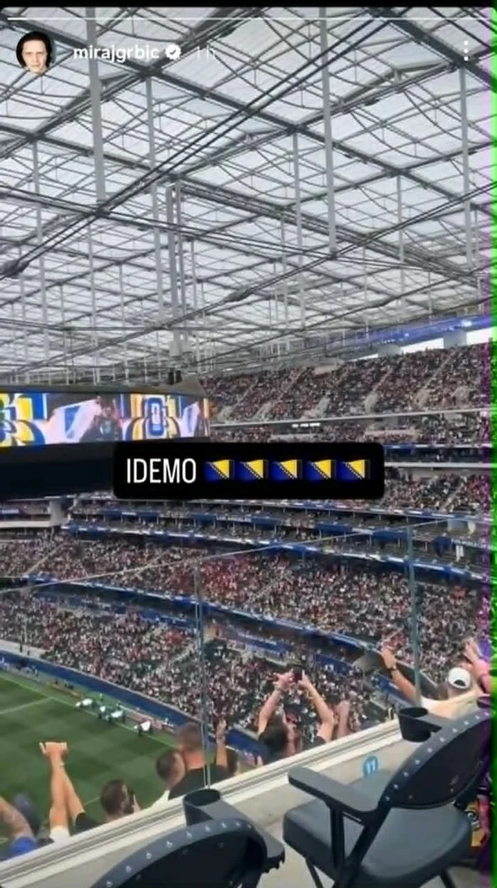 Pogled na prepuni stadion SoFi s tribina