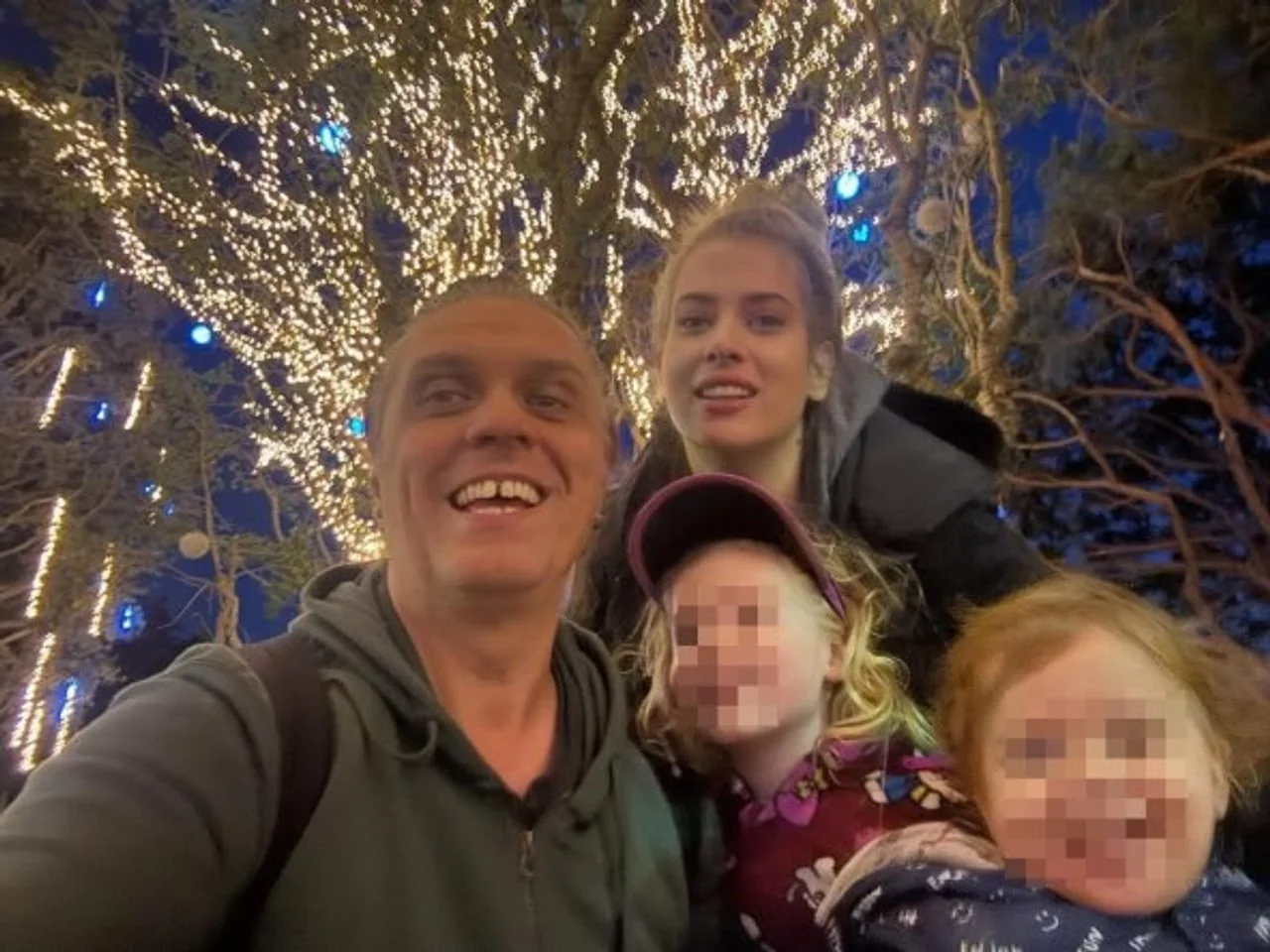 Selfie Miraja i Marije Grbić s djecom ispod ukrašenog drveta