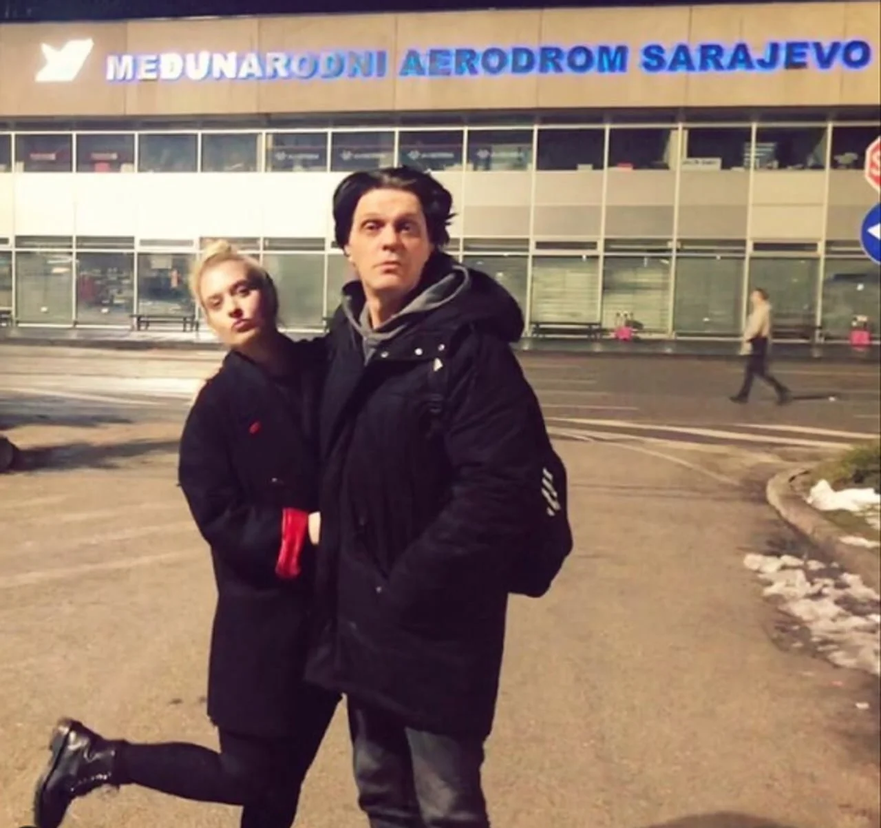 Marija i Miraj Grbić ispred zgrade aerodroma u Sarajevu