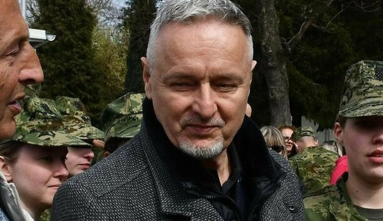 Krupni plan Marka Perkovića Thompsona u sivoj jakni
