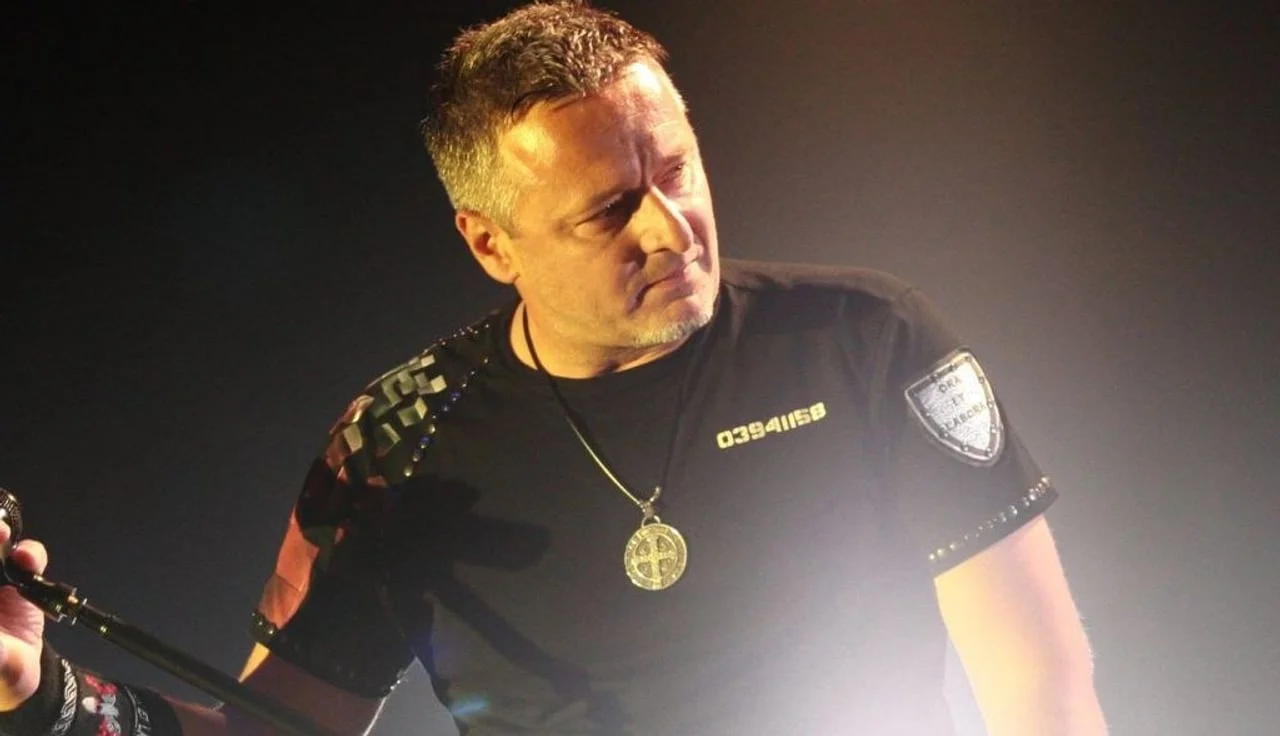 Profil pjevača Thompsona u crnoj majici s amblemom