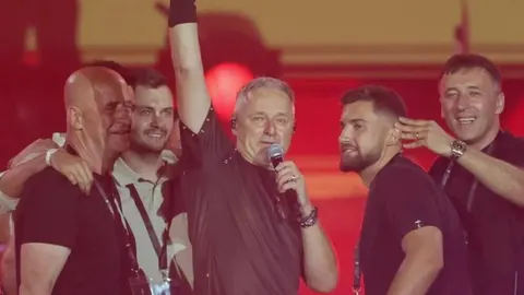 Marko Perković Thompson s glazbenicima na pozornici