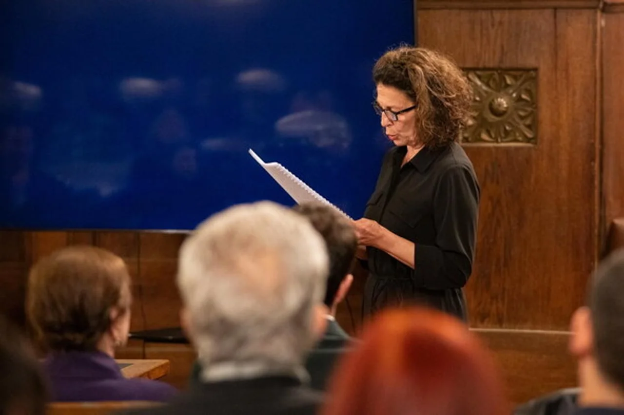 Dubravka Ostojić s naočalama čita papir pred publikom