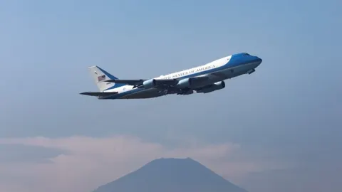 Plavo-bijeli predsjednički avion Sjedinjenih Američkih Država u letu