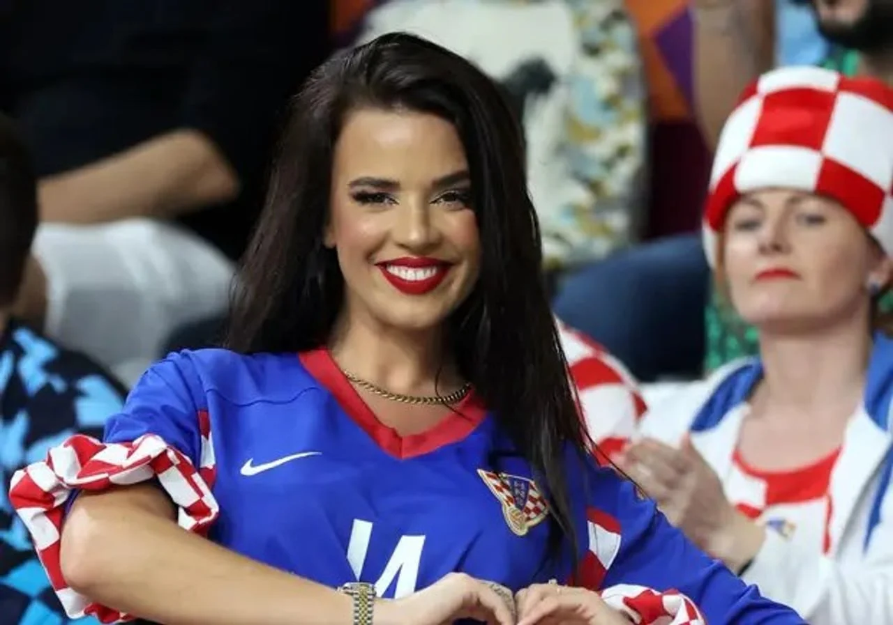 Ivana Knoll u plavom dresu hrvatske reprezentacije na tribinama