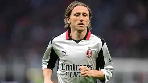 Luka Modrić u bijelom dresu nogometnog kluba AC Milan na terenu.