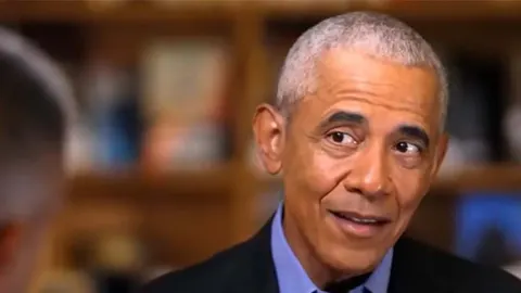 Portret Baracka Obame u odijelu s ozbiljnim izrazom lica