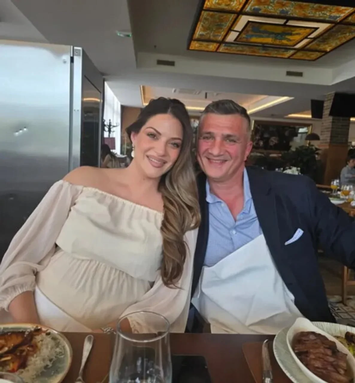 Teodora Kunić i njezin partner u restoranu, Teodora je trudna