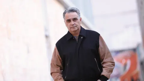 Portret Deana Dvornika u crno-smeđoj jakni na svijetloj pozadini