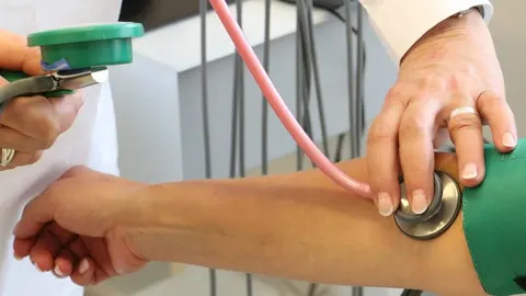 Medicinsko mjerenje krvnog tlaka pomoću manšete i stetoskopa
