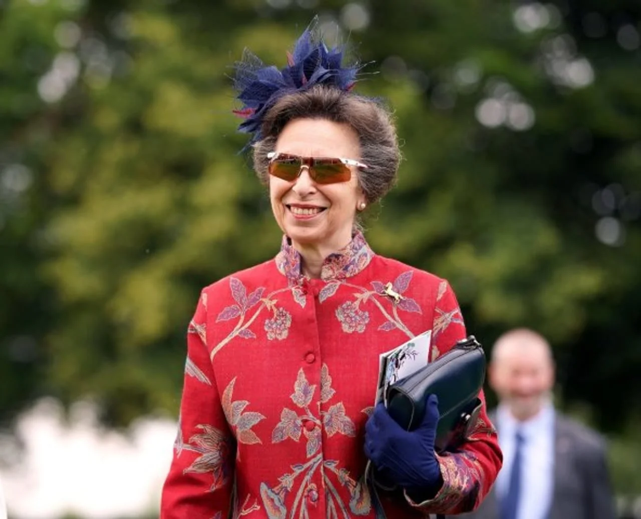 Princeza Anne u crvenom cvjetnom saku i modnim šeširu