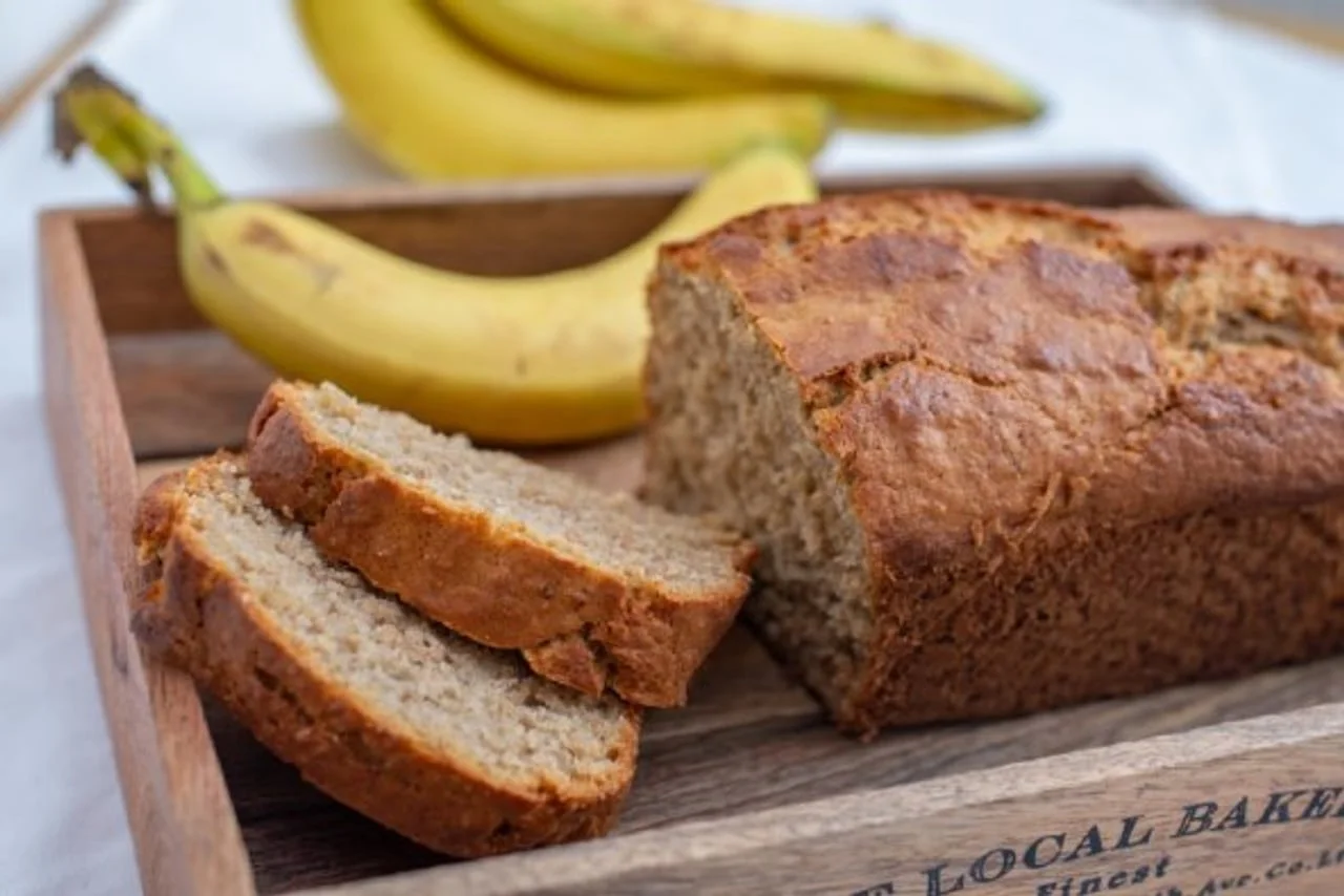 Narezan domaći kruh od banana u drvenom poslužniku