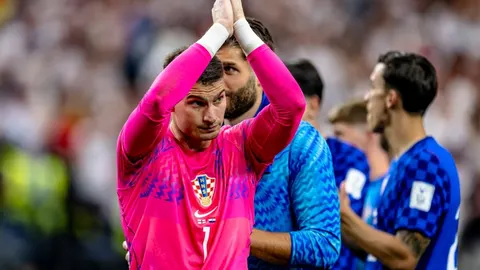 Golman Dominik Livaković u ružičastom dresu reprezentacije Hrvatske