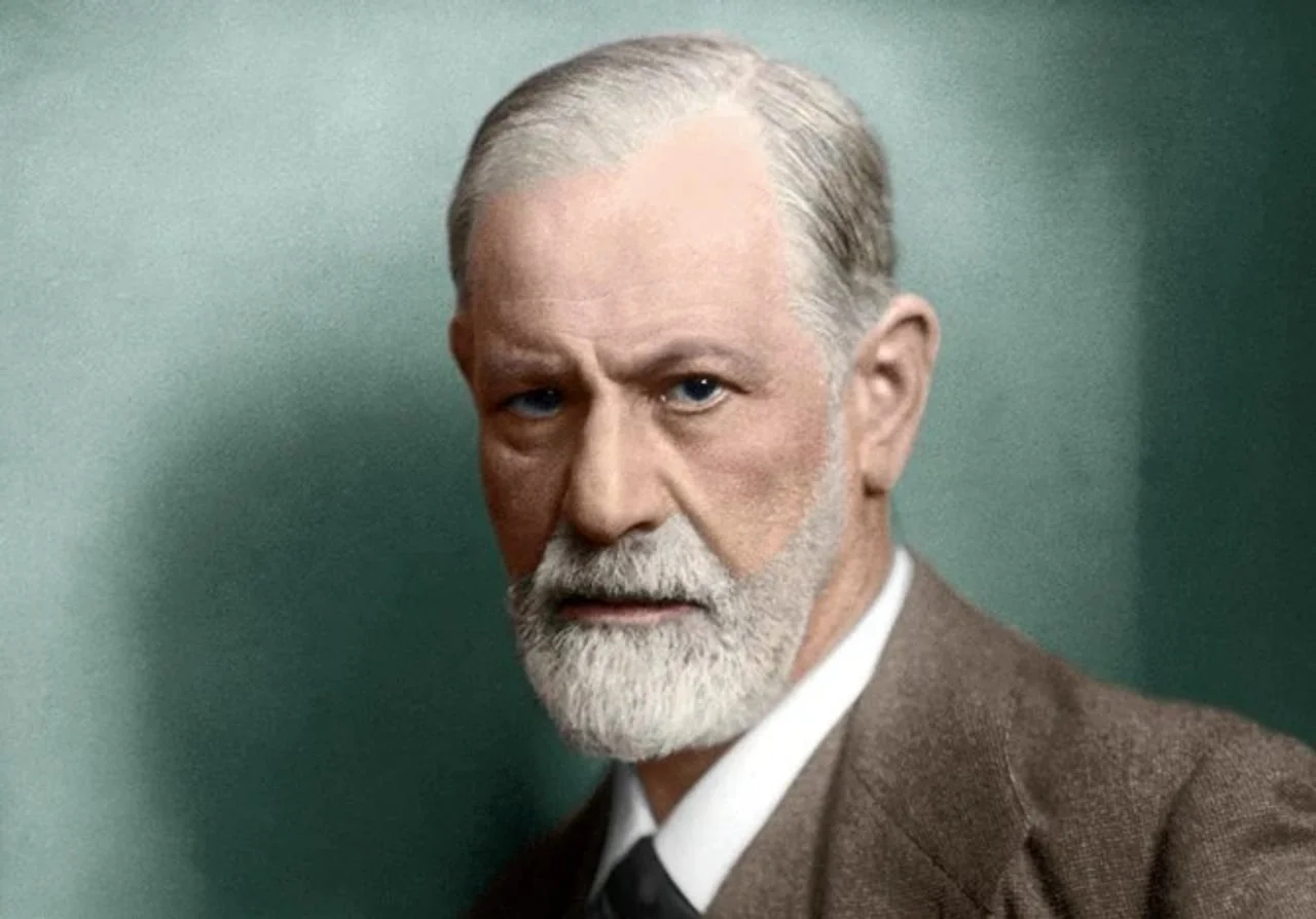Portret starijeg muškarca s bijelom bradom u smeđem odijelu