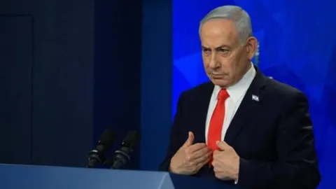 Izraelski premijer Benjamin Netanyahu govori za govornicom
