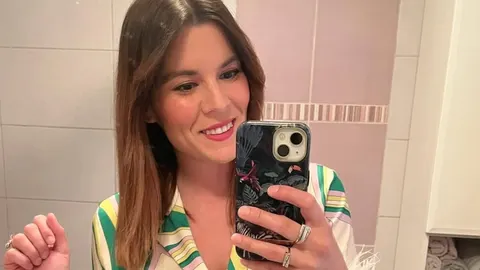 Selfie Matee Dorčić u šarenom odjeći ispred ogledala