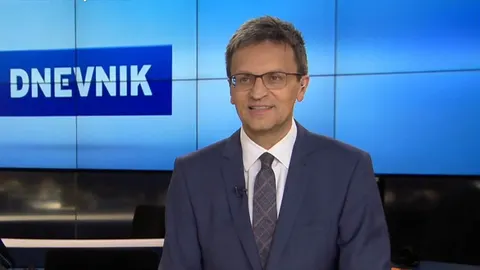 Voditelj Saša Kopljar u plavom odelu u televizijskom studiju