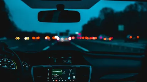 Unutrašnjost automobila s pogledom kroz vjetrobransko staklo na cestu