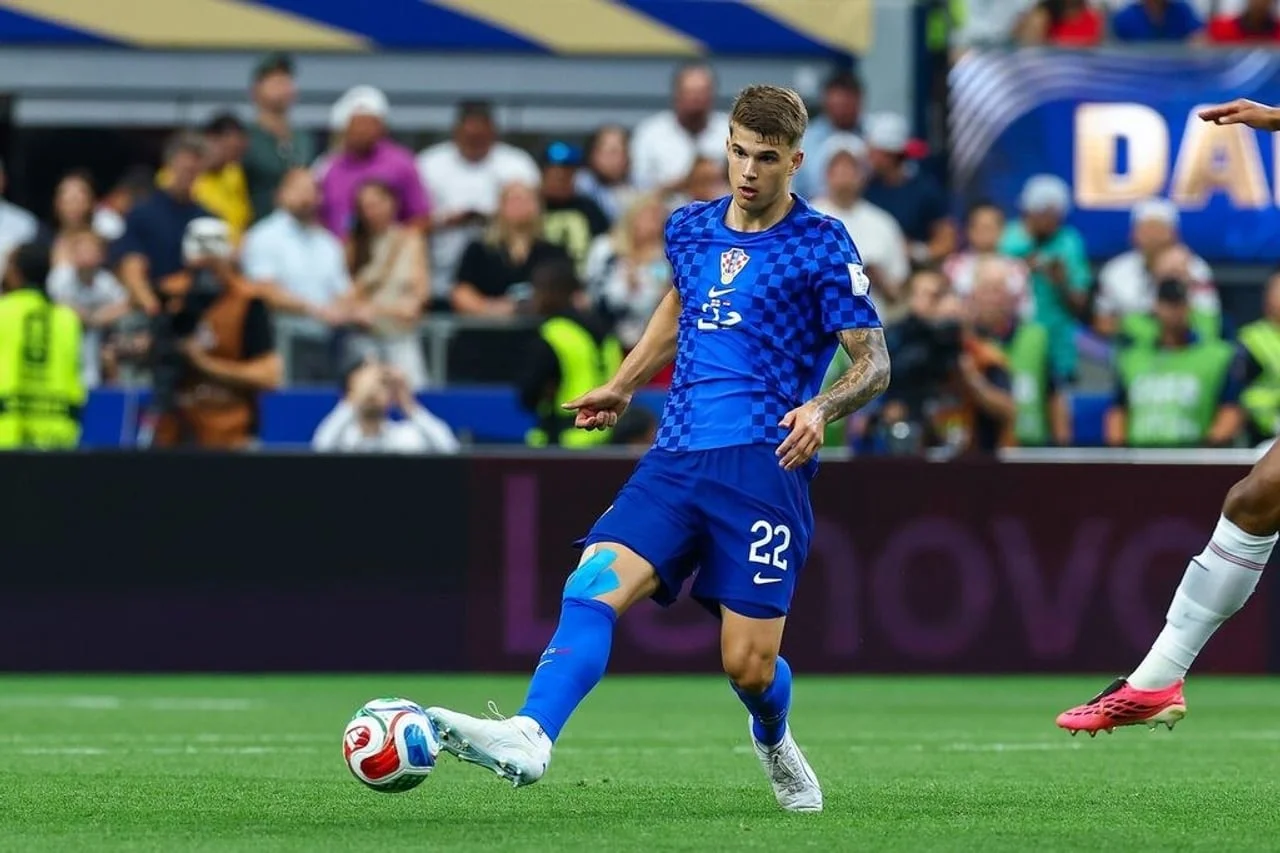 Nogometni igrač Luka Vušković kontrolira loptu na zelenom terenu