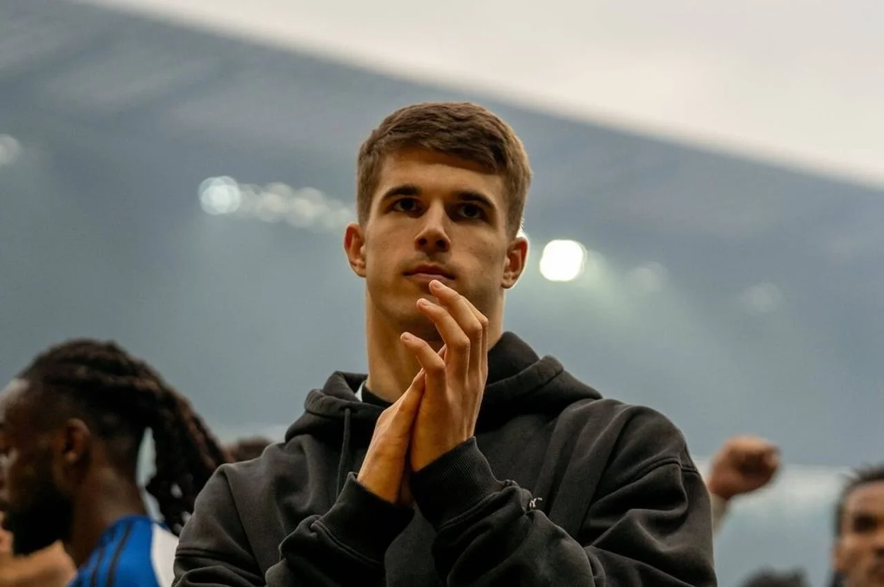 Luka Vušković u crnoj kapi s kapuljačom pljeska rukama