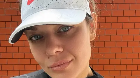 Krupni plan lica Sandre Elkasević u bijelom sportskom šeširu