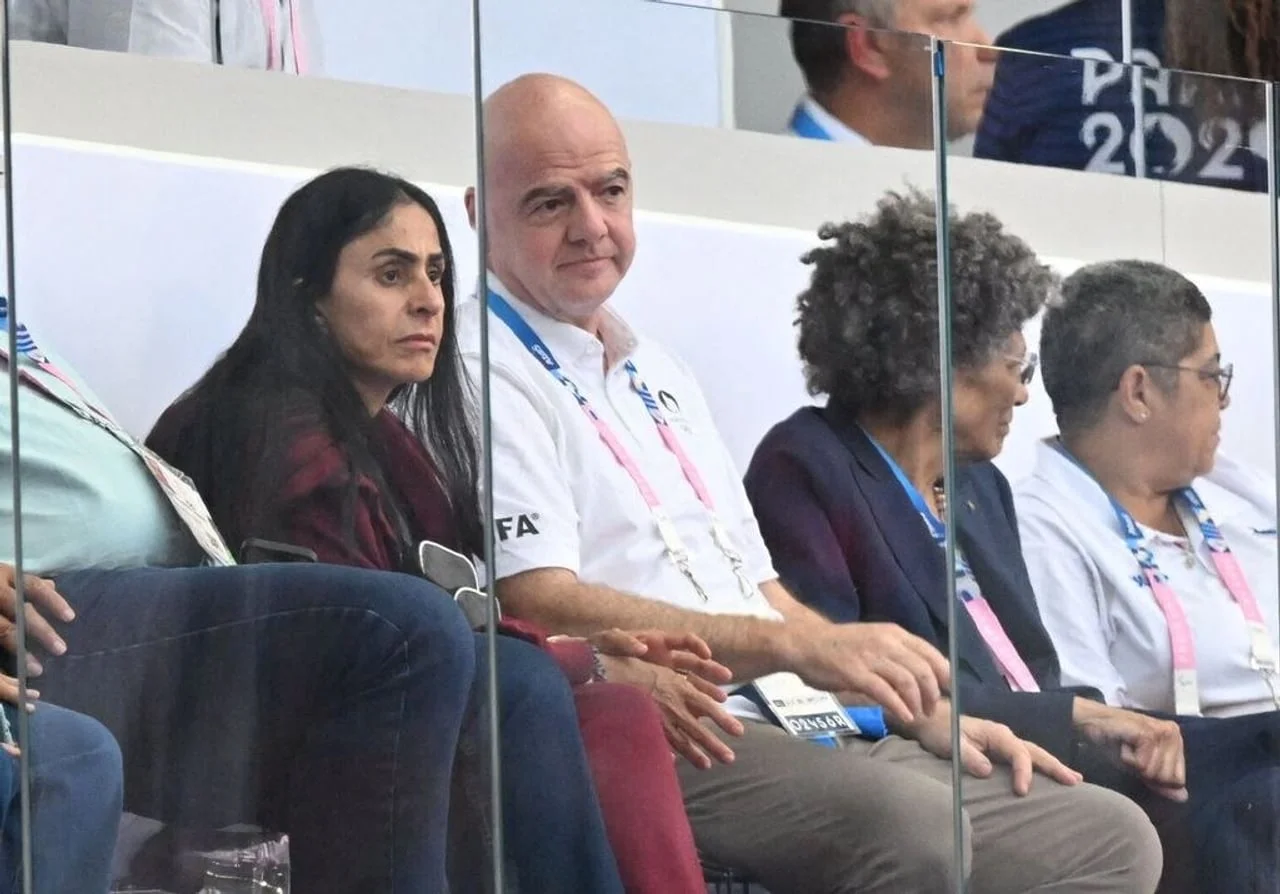 Gianni Infantino i Leena Al Ashqar sjede na tribinama