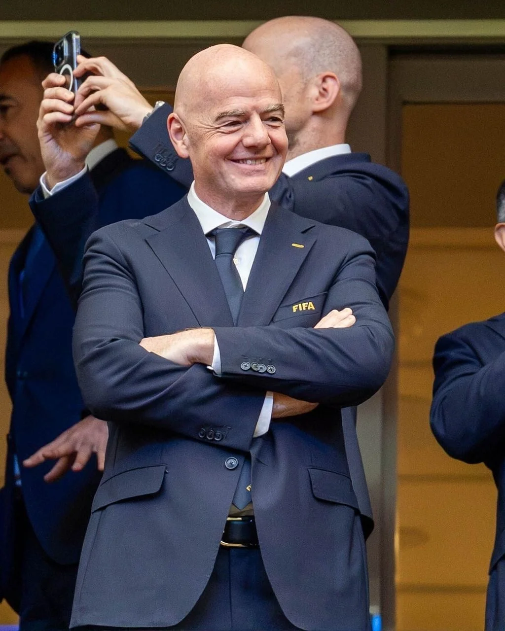 Nasmijani Gianni Infantino s prekrštenim rukama u odelu