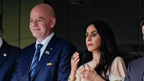 Gianni Infantino u tamnom odelu i Leena Al Ashqar u bež haljini