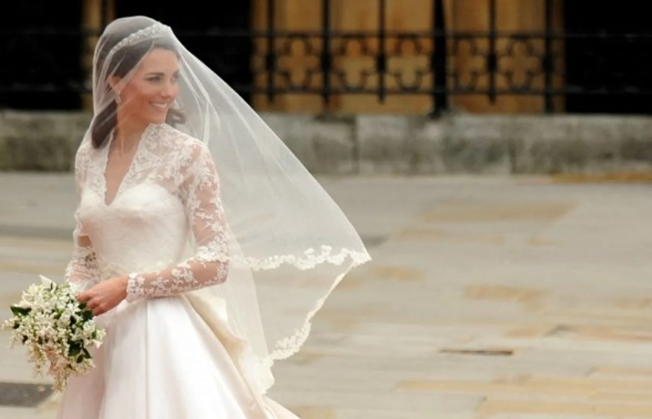 Kate Middleton u vjenčanici s velom i buketom cvijeća