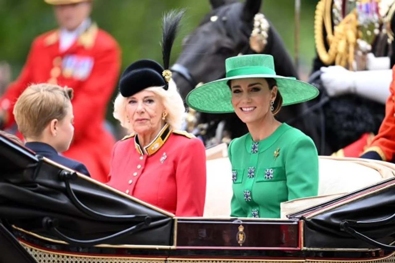 Kraljica Camilla u crvenom i Kate Middleton u zelenom odelu