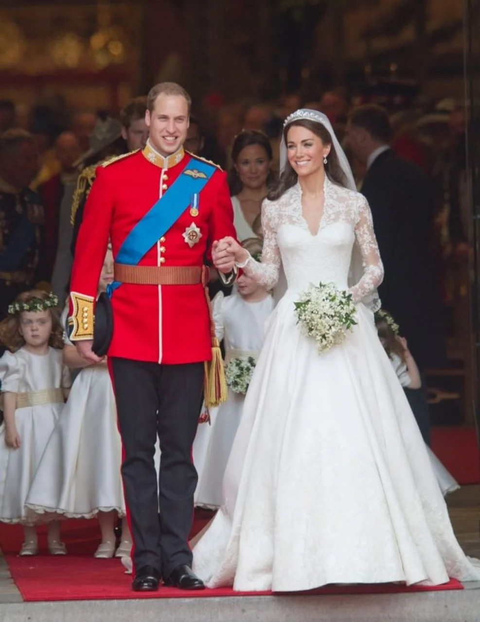 Princ William u vojnoj uniformi i Kate Middleton u vjenčanici