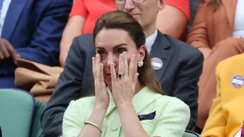 Krunjčica Kate Middleton s rukama na licu i tužnim izrazom
