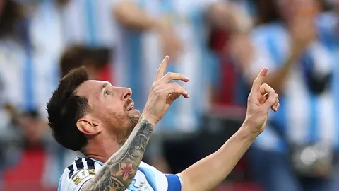 Lionel Messi u dresu Argentine gleda prema nebu i pokazuje prstima gore