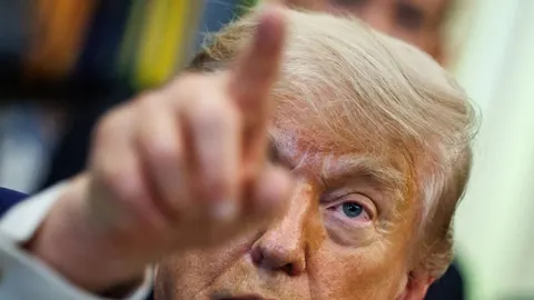 Krupni plan Donalda Trumpa koji pokazuje prstom prema kameri