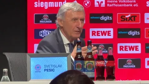 Svetislav Pešić u odelu govori na novinarskoj konferenciji