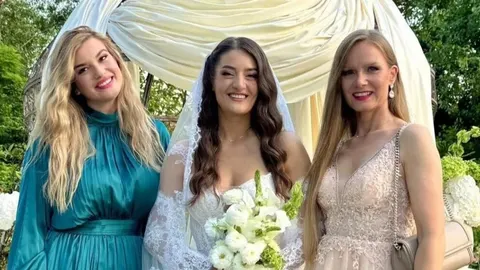 Novopečenjena mladenka Silvia Ivić s dvije prijateljice u bijelom vjenčanju