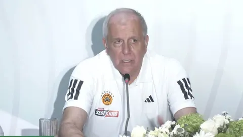 Željko Obradović u bijeloj polo majici s logotipom Panatinaikosa