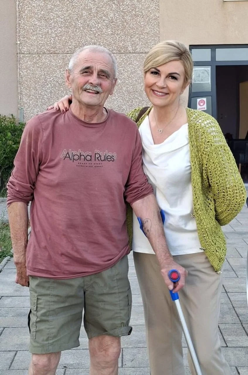 Kolinda Grabar-Kitarović stoji pored svog oca Branka
