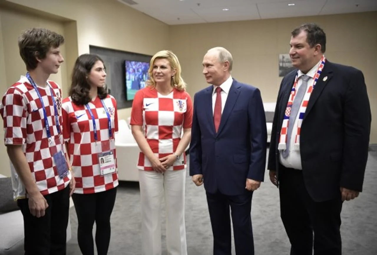 Kolinda Grabar-Kitarović u crveno-bijelom dresu uz Vladimira Putina