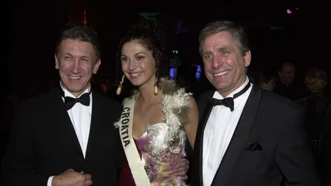 Rajna Raguž s lentom Miss Hrvatske u društvu dvojice muškaraca u smokingima