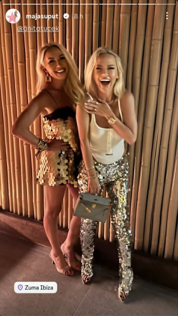 Portret Maje Šuput i prijateljice u blještavim outfitima