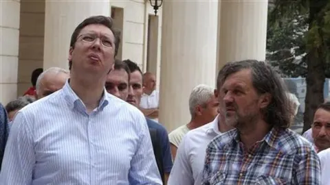 Aleksandar Vučić i Emir Kusturica stoje u skupu na otvorenom