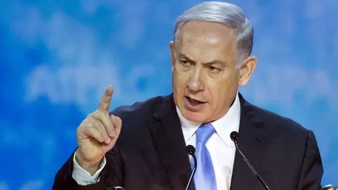 Benjamin Netanyahu u tamnom odelu i plavoj kravati govori za govornikom