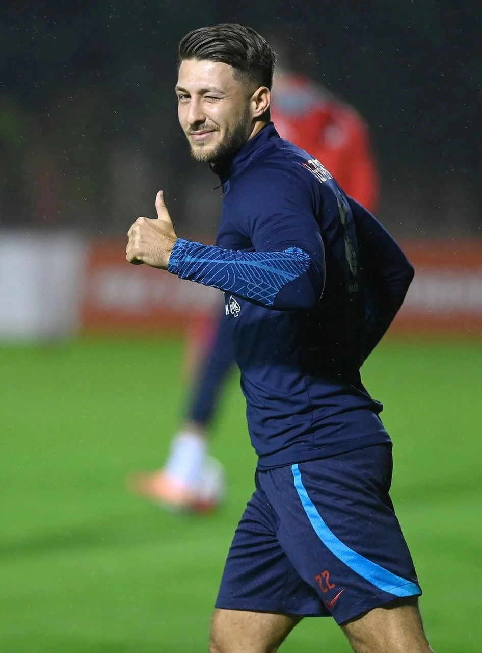 Nogometaš Marco Pašalić u plavom treningu pokazuje palac gore