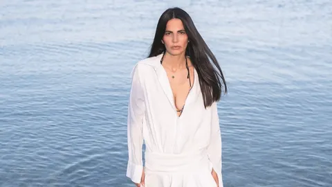 Manekenka Helena Šopar Zadro u bijeloj košulji pred plavim morem