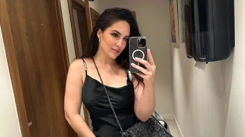 Pjevačica Lana Jurčević snima selfie u zrcalu noseći crnu haljinu