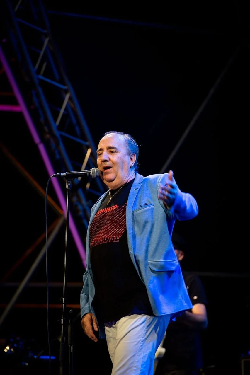Mladen Grdović pjeva u plavom sakou na pozornici