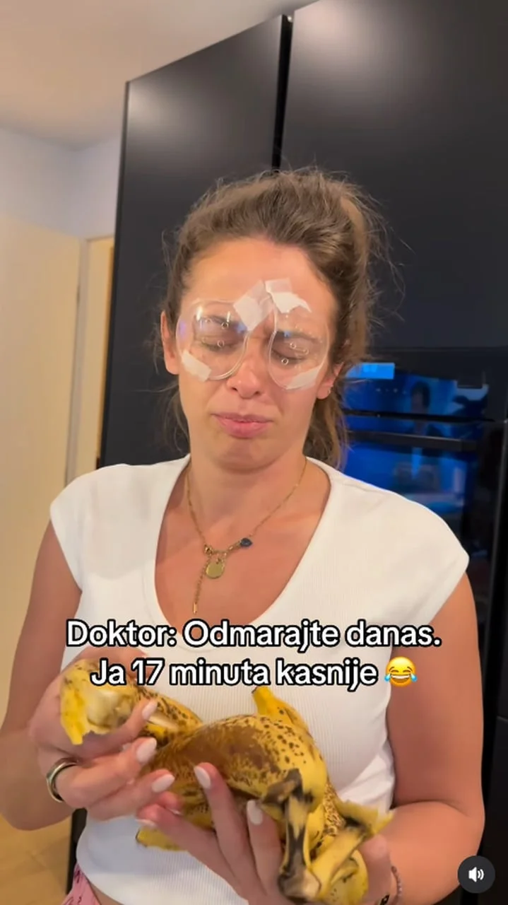 Žena s kosmetičkim flasterima na licu drži pečeno pile