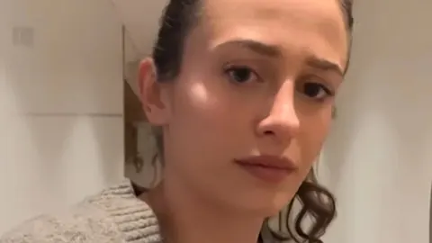 Portret mlade žene s neutralnim izrazom lica