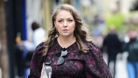 Portret glumice Marije Borić Jerneić u tamnoj cvjetnoj haljini na ulici